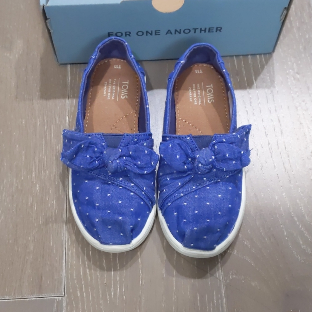 Toms tiny blue dot shoes